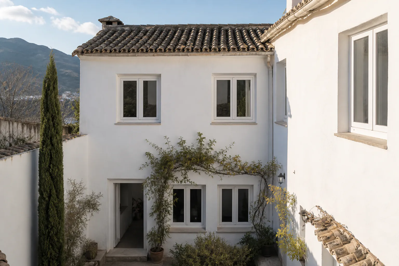 Vivienda característica de Granada con nuevas ventanas de PVC